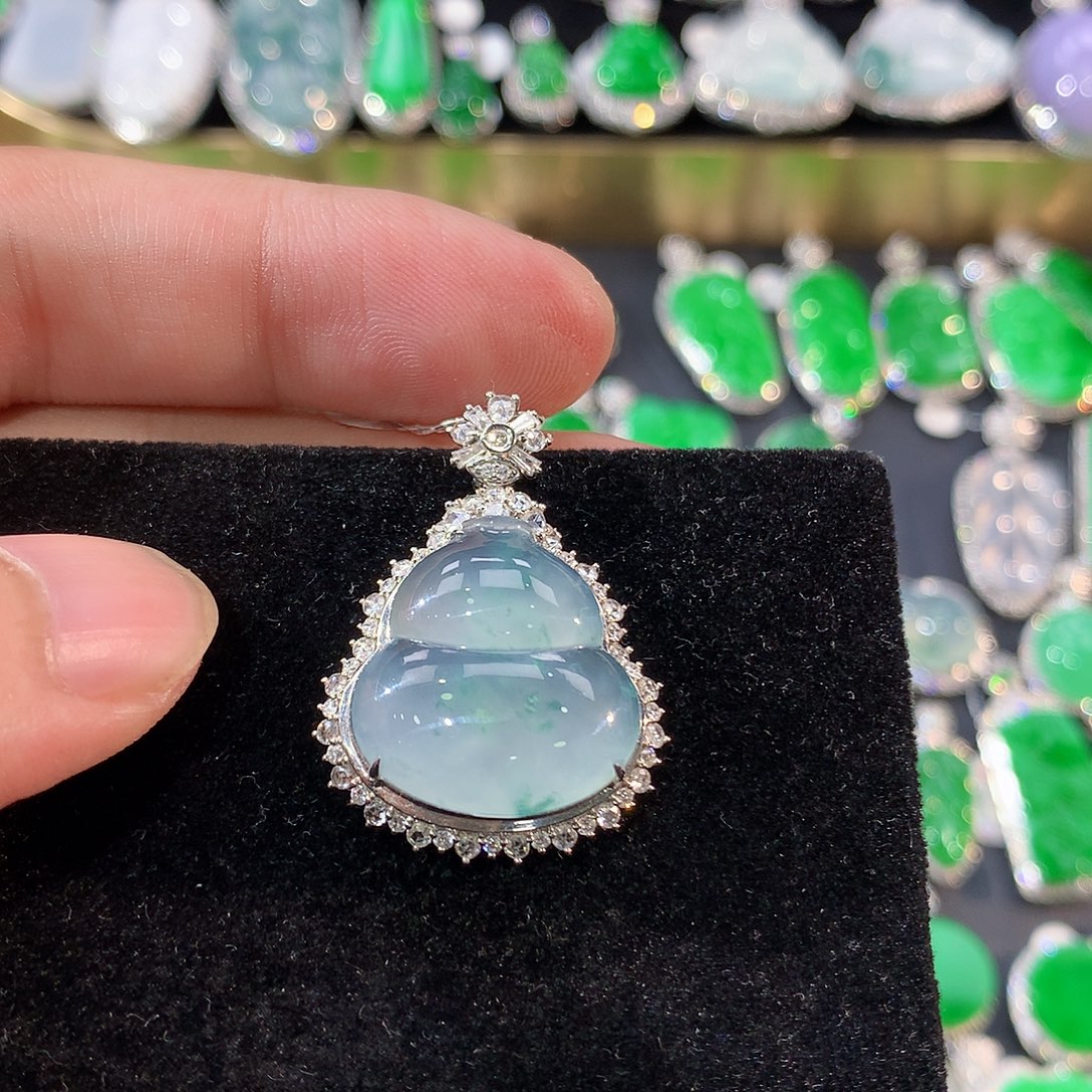 翡翠18K金镶嵌颈饰