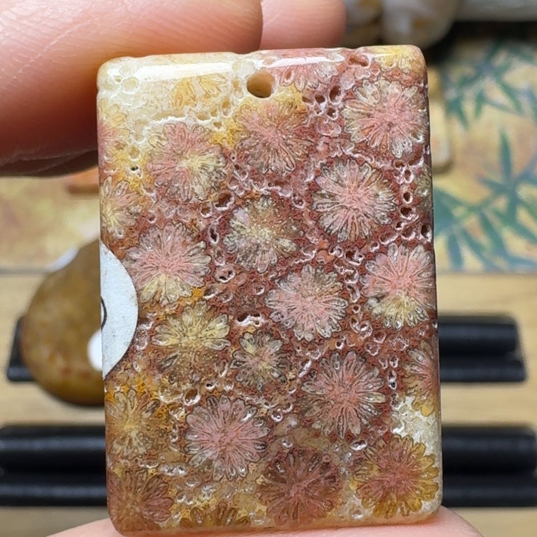 硅化玉未镶嵌紫红粉骨骼花，可以不盘