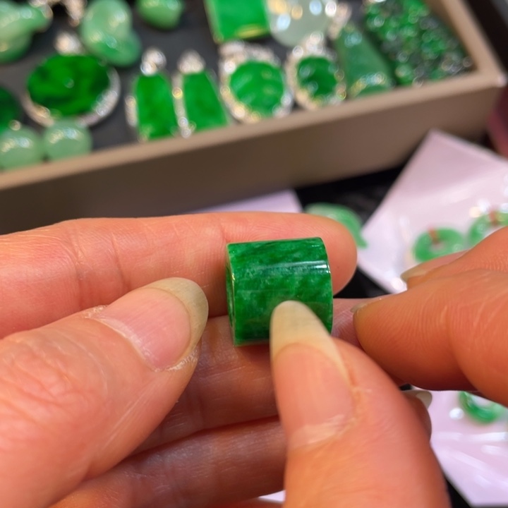 建***店翡翠未镶嵌颈饰路路通