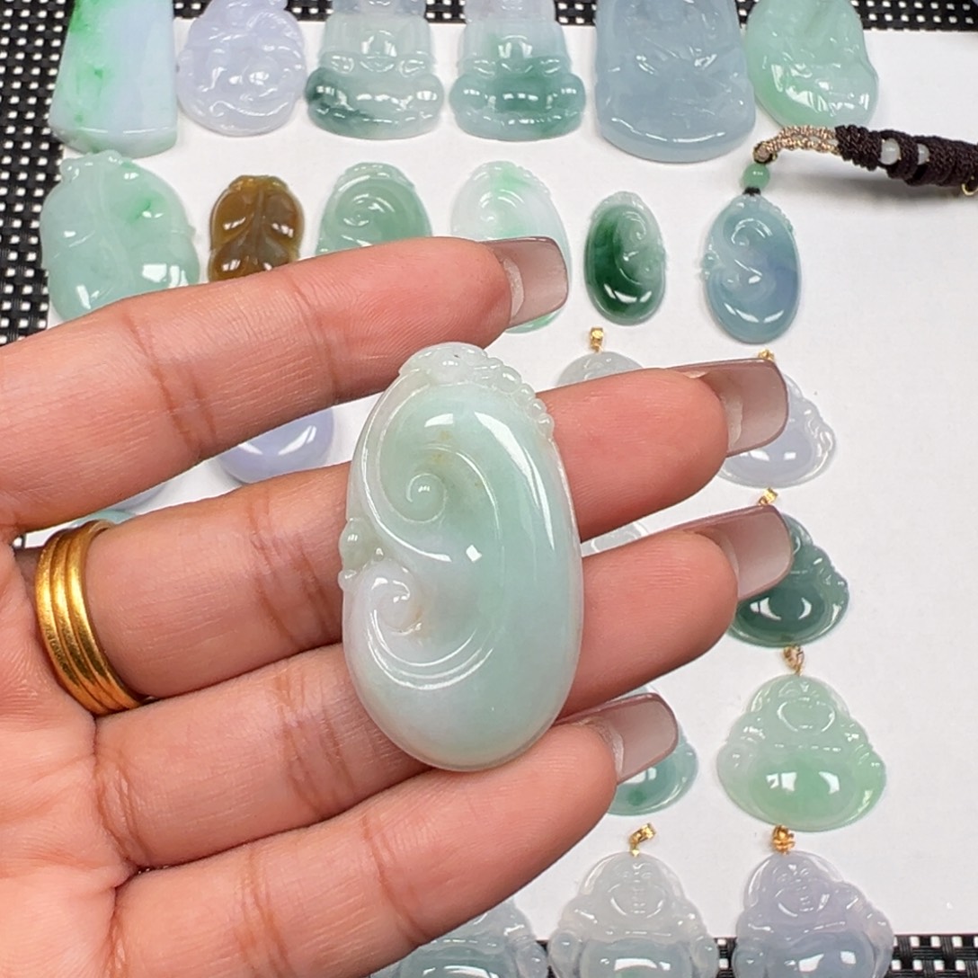 翡翠未镶嵌颈饰如意