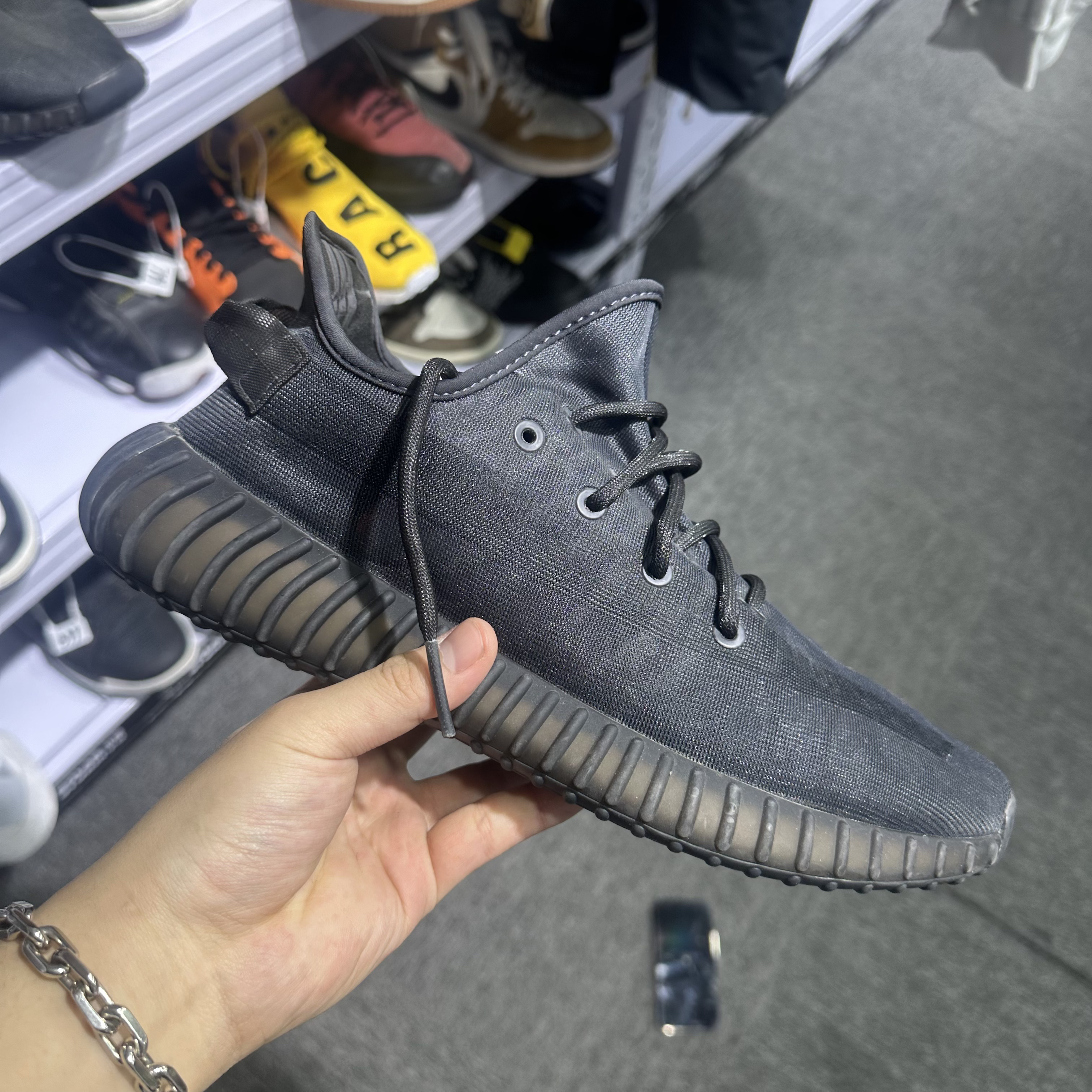 95新 adidas/阿迪达斯 44.5码 无盒 yeezy350黑玛瑙配色 球鞋
