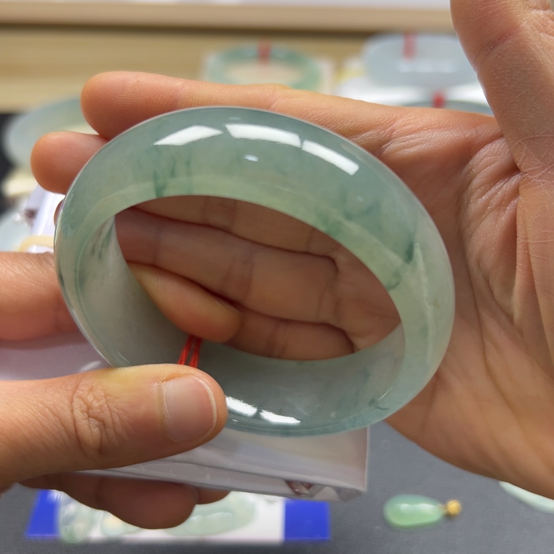 翡翠手镯未镶嵌手镯