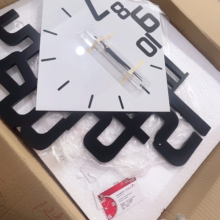 轻奢装饰钟表。        