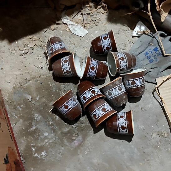 绿泥盘子碗茶壶啥都有