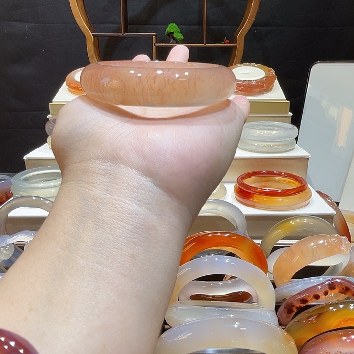 星***雅玛瑙/玉髓未镶嵌手镯