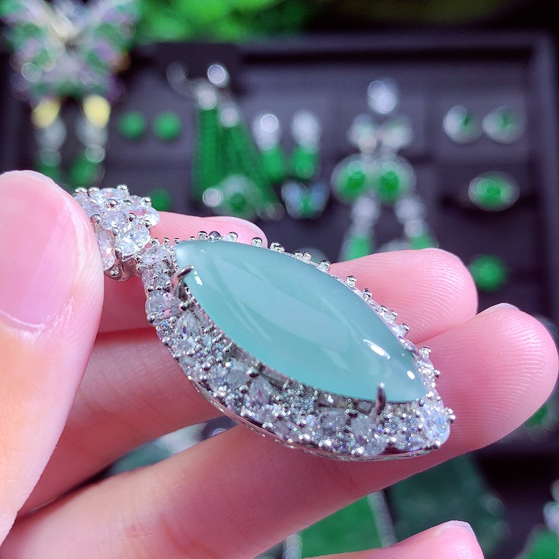 颈饰未镶嵌翡翠天然