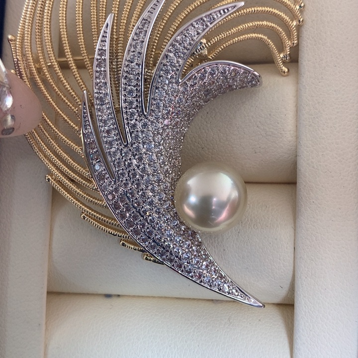 未镶嵌胸饰海水珍珠