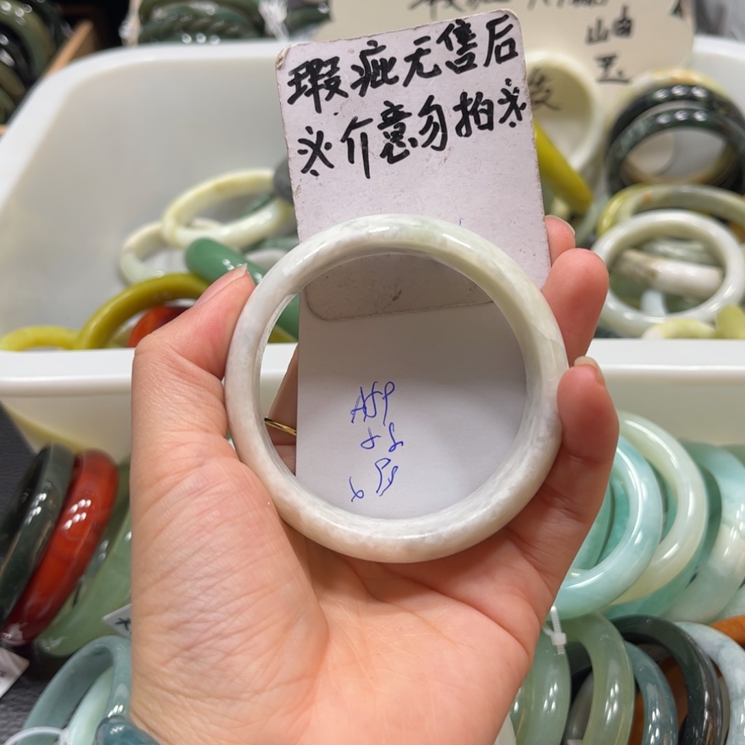 蛇纹石玉手镯未镶嵌