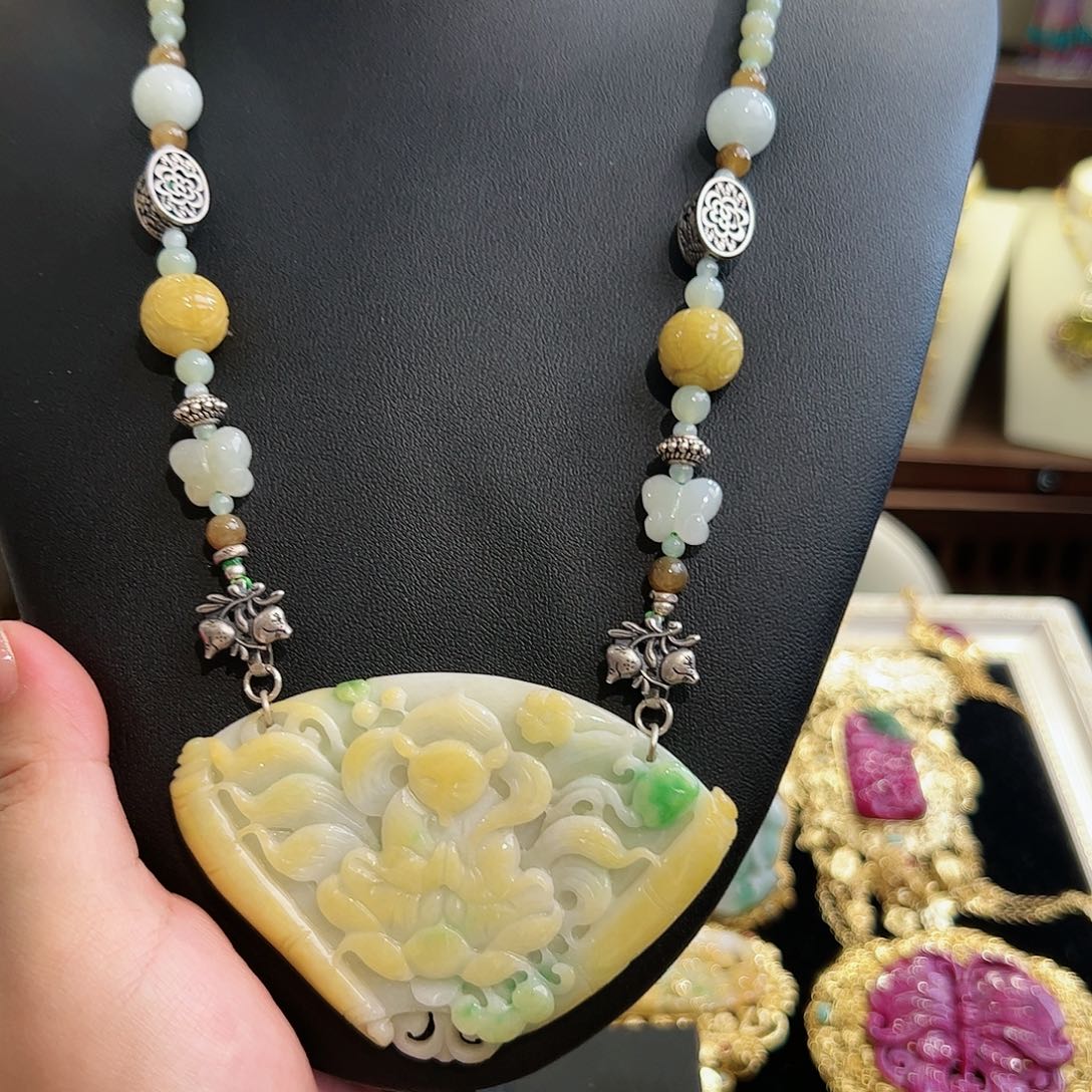 翡翠颈饰未镶嵌古风