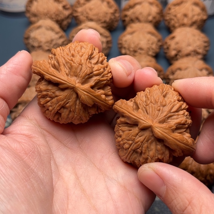 文玩核桃吊坠43白狮子