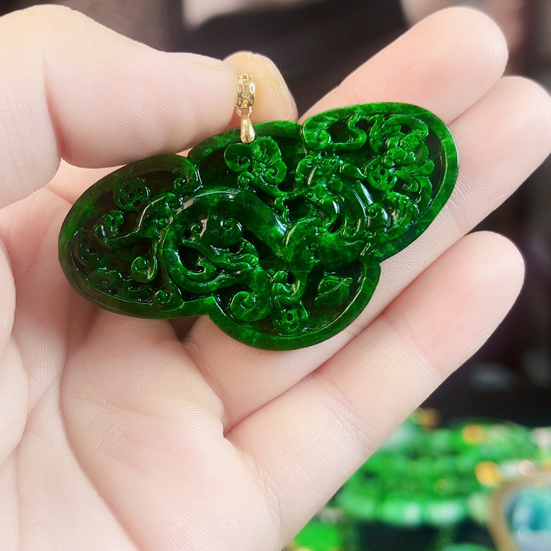 翡翠颈饰18K金镶嵌吊坠