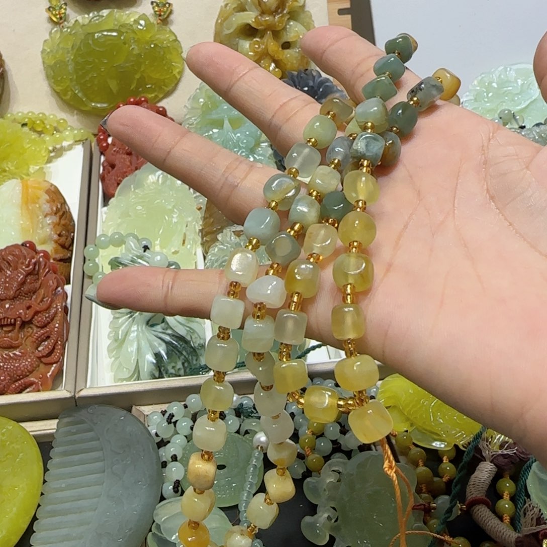 未镶嵌蛇纹石玉吊坠岁**魚