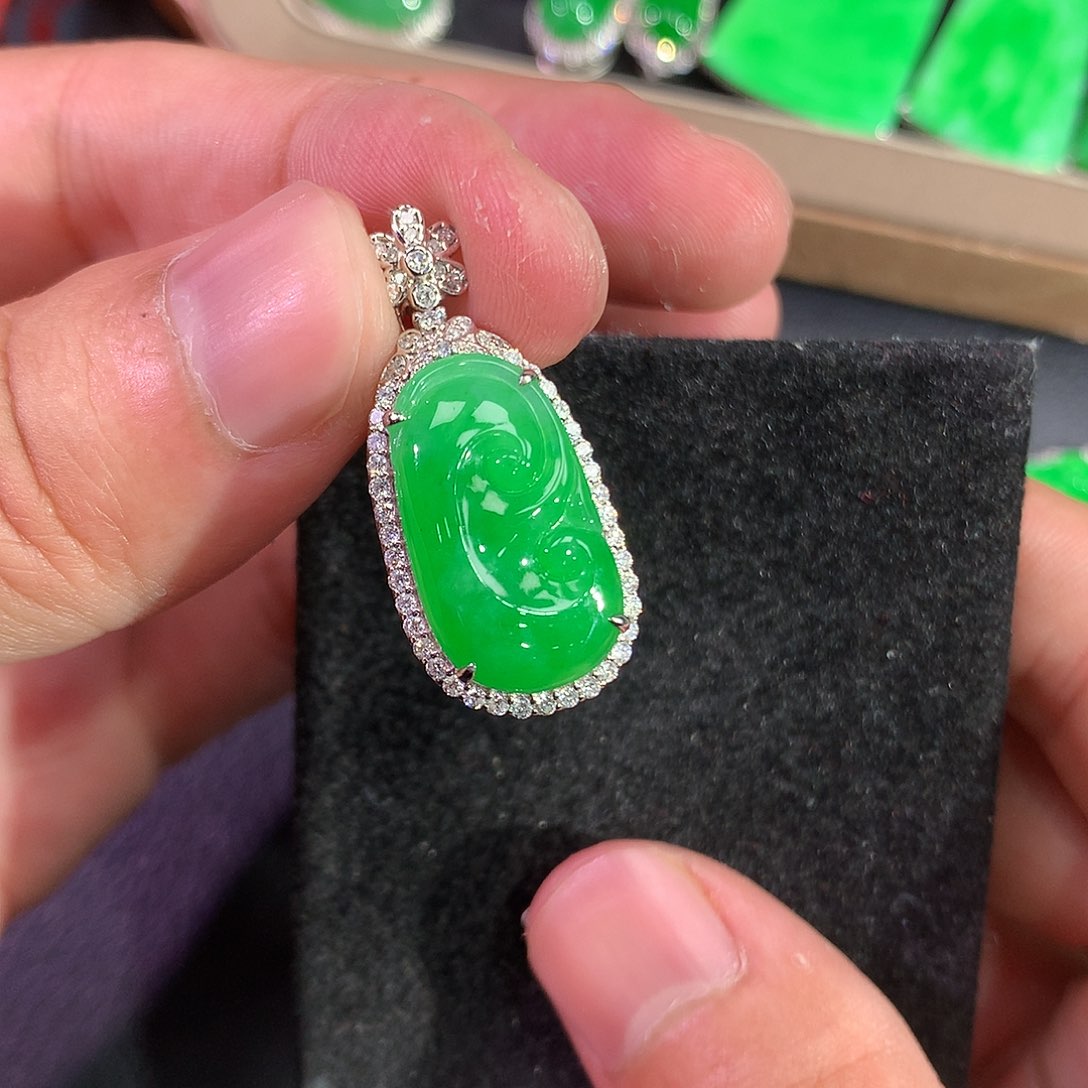 翡翠吊坠(赠链)18K金镶嵌