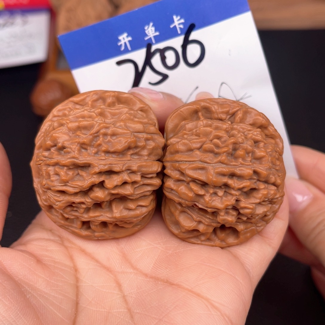 文玩核桃吊坠四座楼45尺。  2506