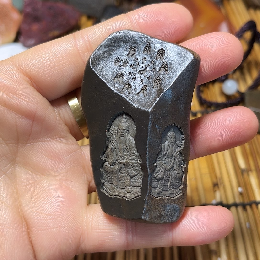 新疆原石雕刻手把件