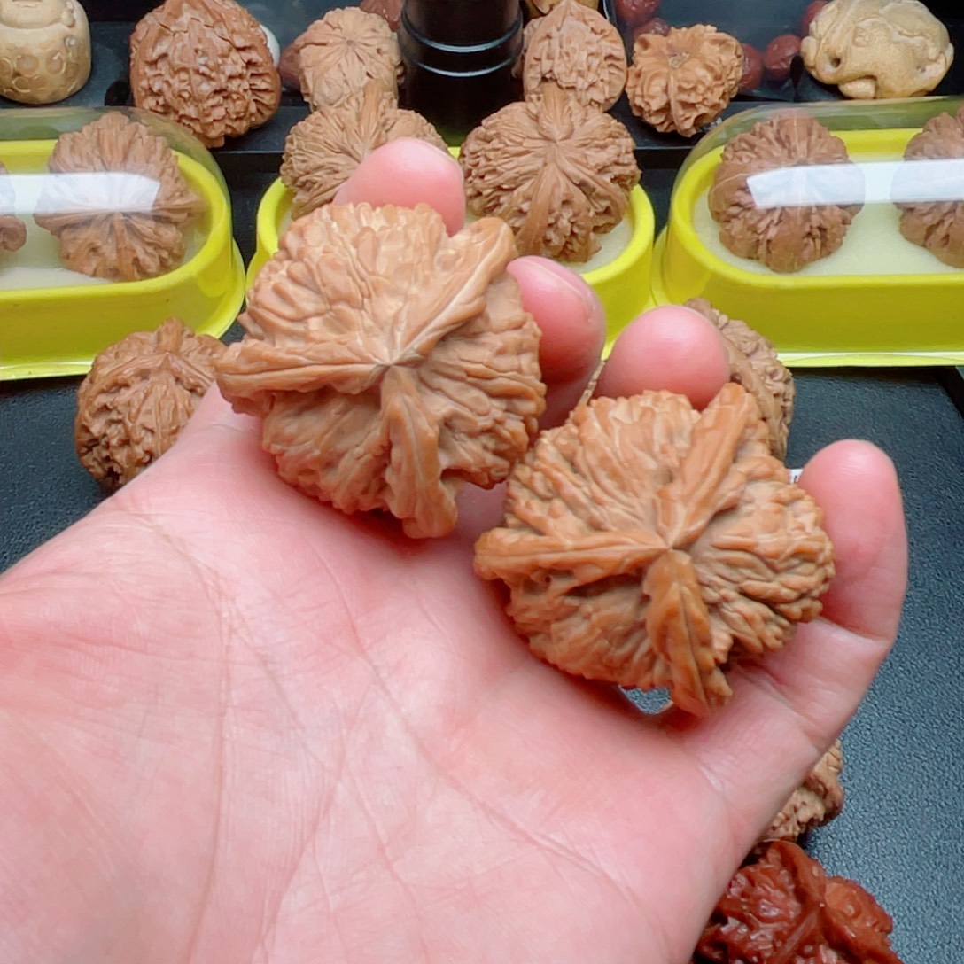 文玩核桃把件白狮子三棱41×40×39