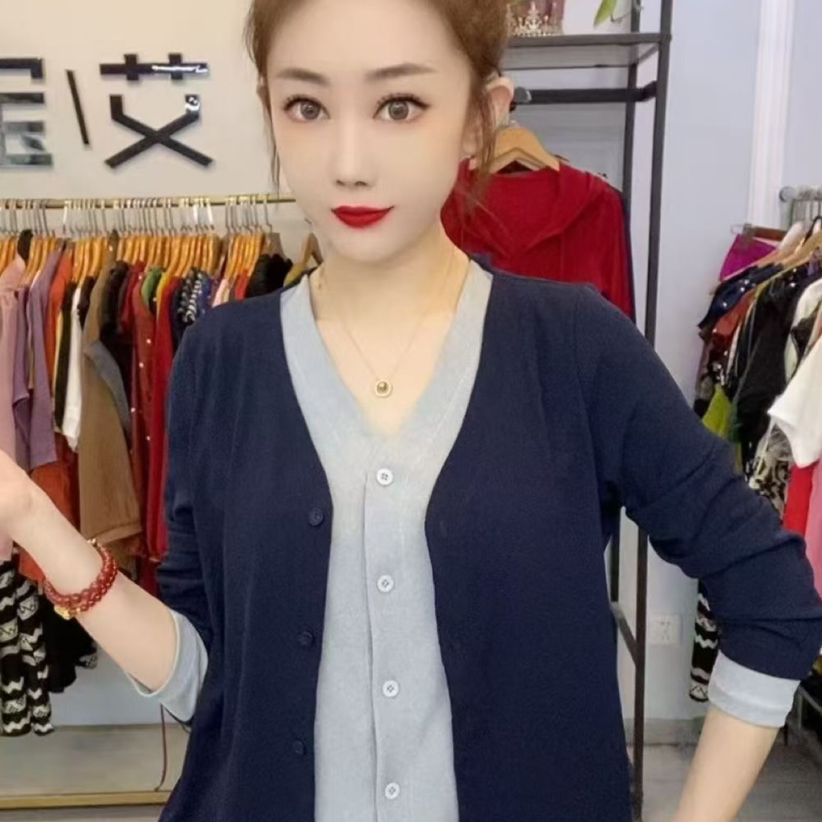 早秋新款时尚显瘦衫百搭V领潮流拼接假两件针织T恤衫透气纽扣长袖