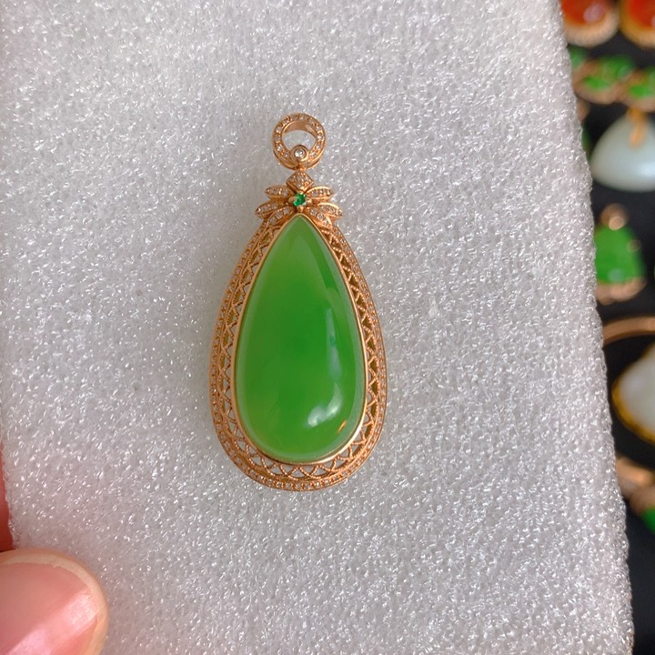 和田玉（碧玉）苹果绿吊坠18K金镶嵌