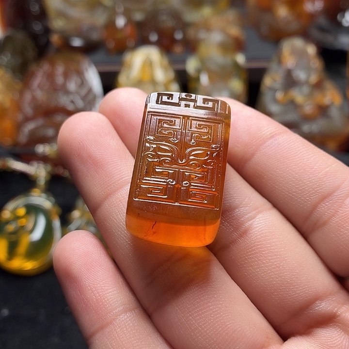 琥珀未镶嵌颈饰100