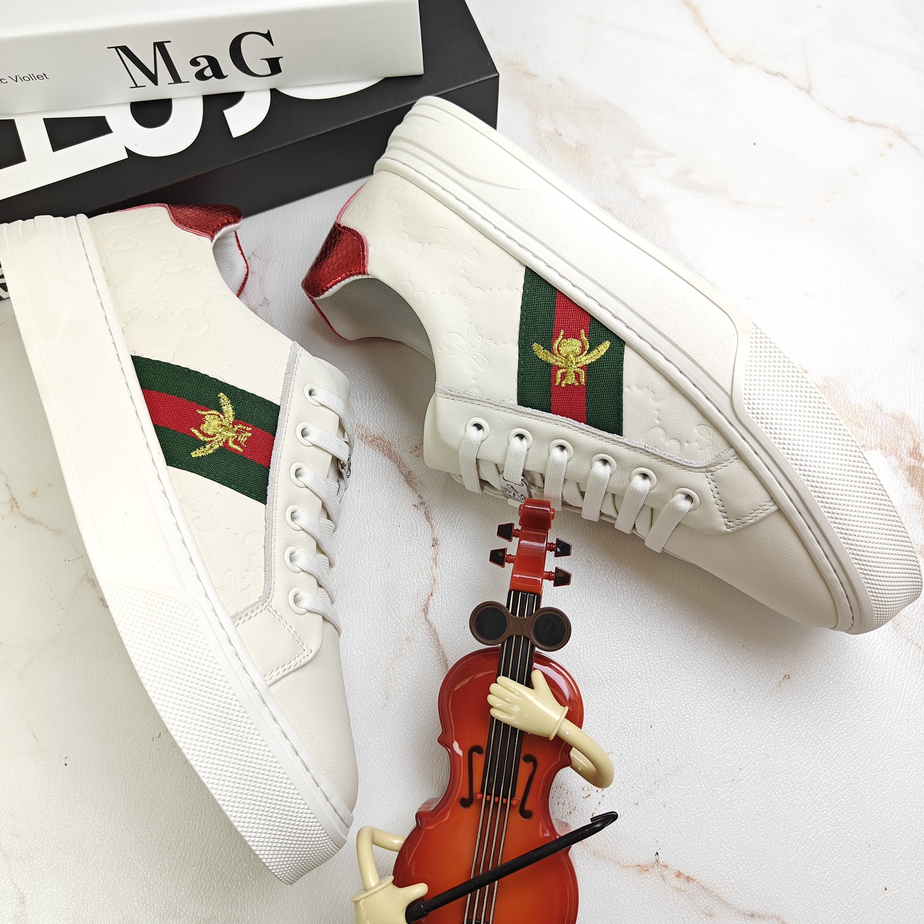 WD欧洲站真皮小白鞋小蜜蜂板鞋时尚运动休闲男鞋百搭新款一脚蹬