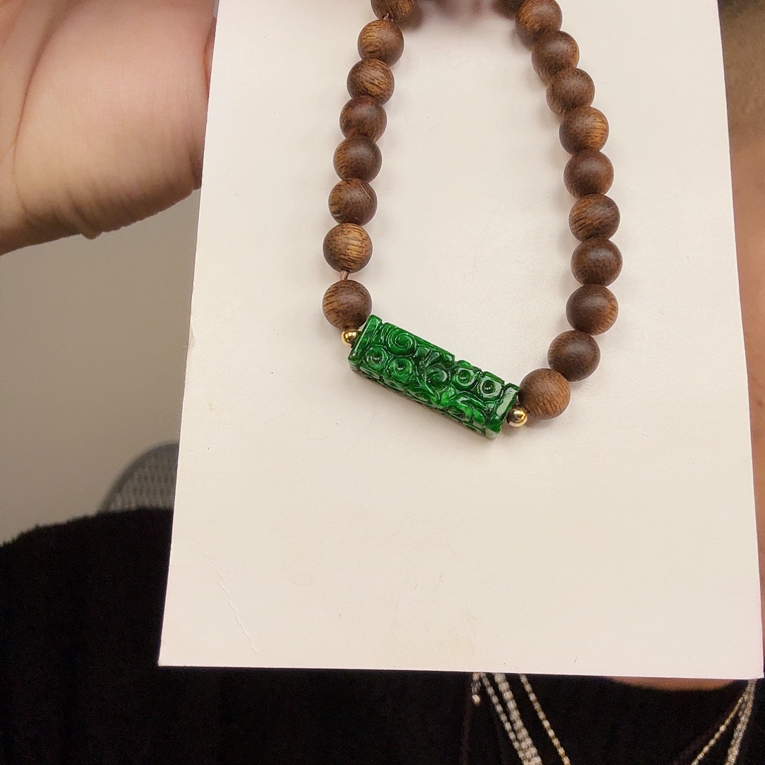 翡翠未镶嵌颈饰一件