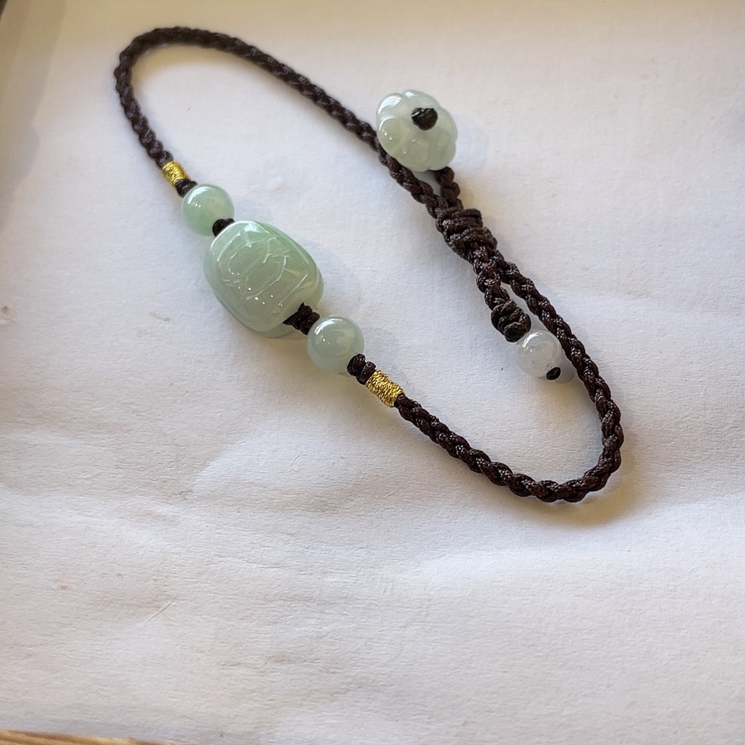 翡翠未镶嵌颈饰   