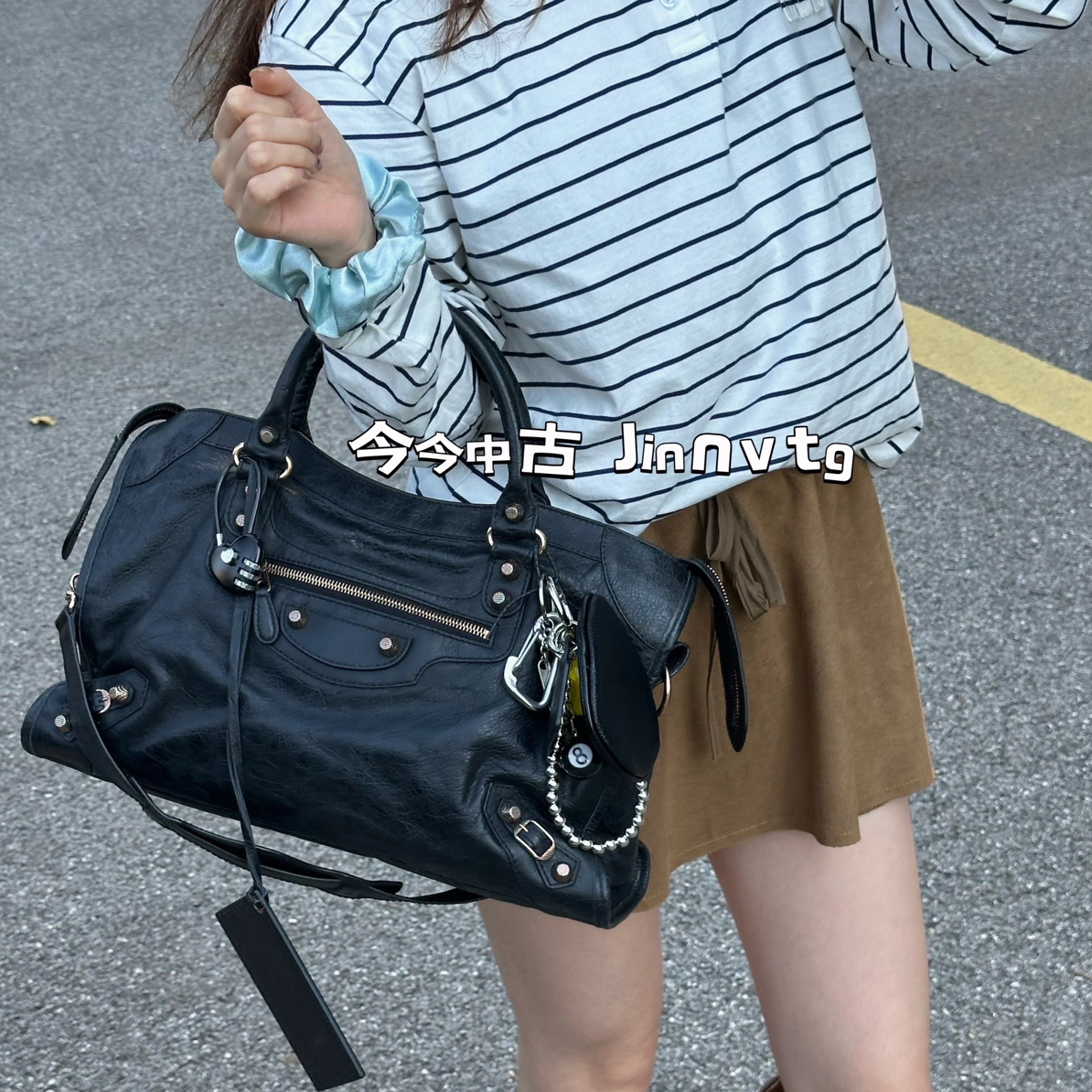 95新 Balenciaga/巴黎世家 黑色复古钉中号机车斜挎包 123333