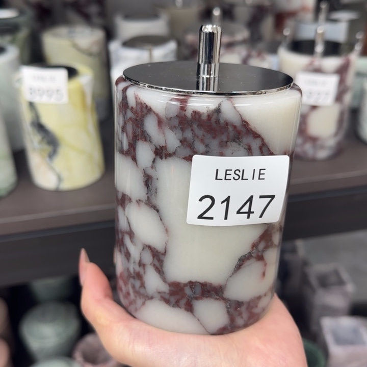 X2147.                罐