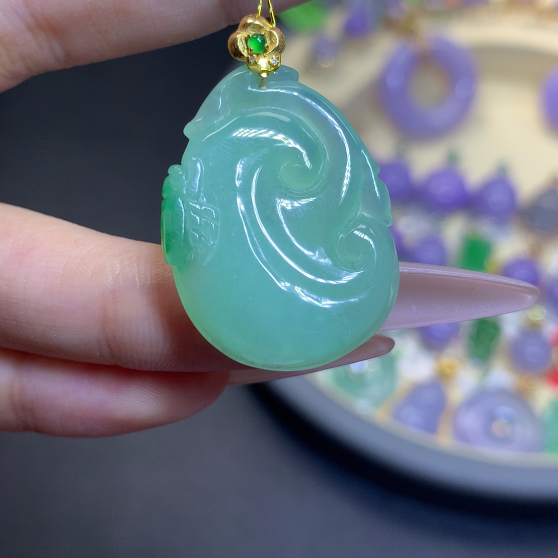 翡翠18K金镶嵌颈饰