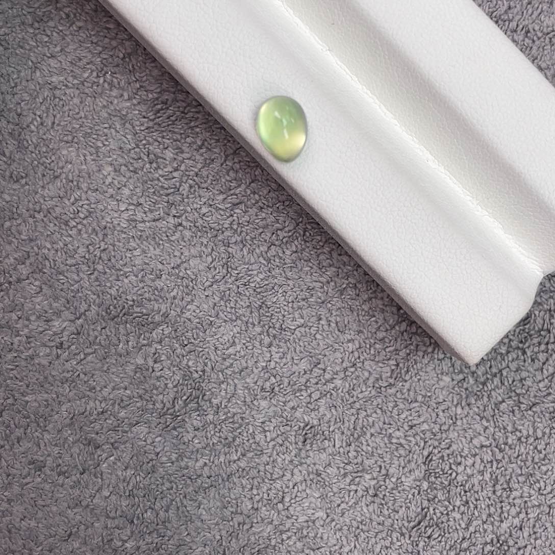 葡萄石裸石未镶嵌1.68Ct。  