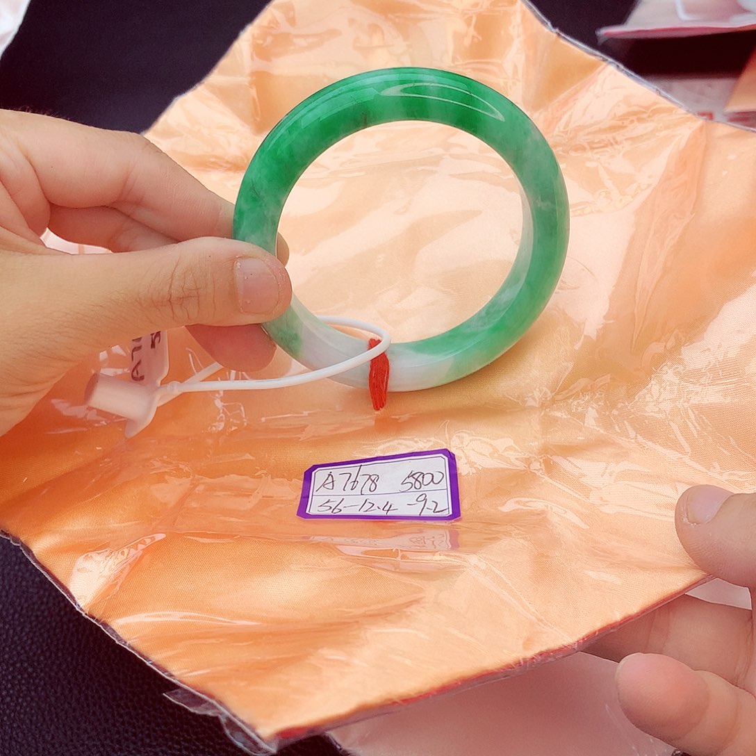 翡翠手镯未镶嵌翡翠