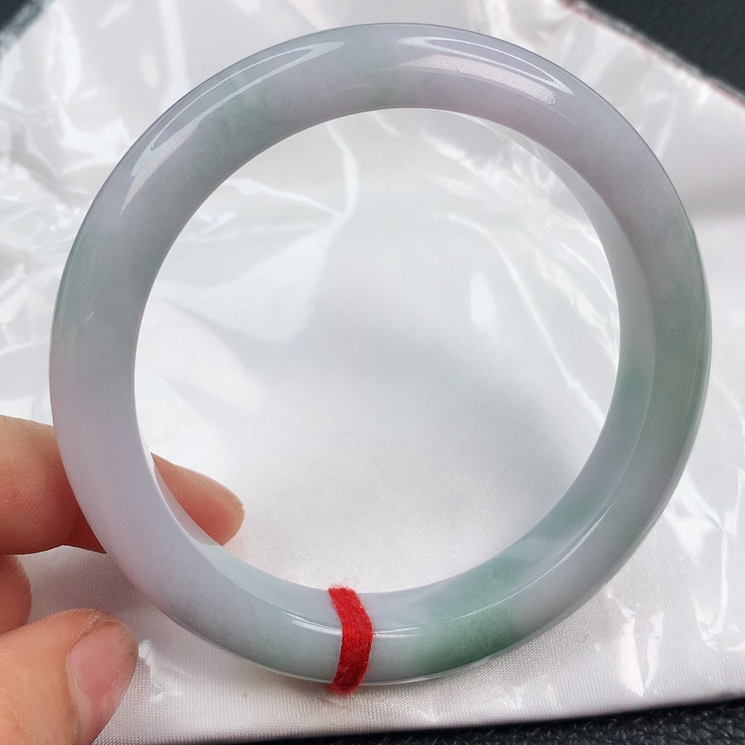 翡翠手镯未镶嵌………..