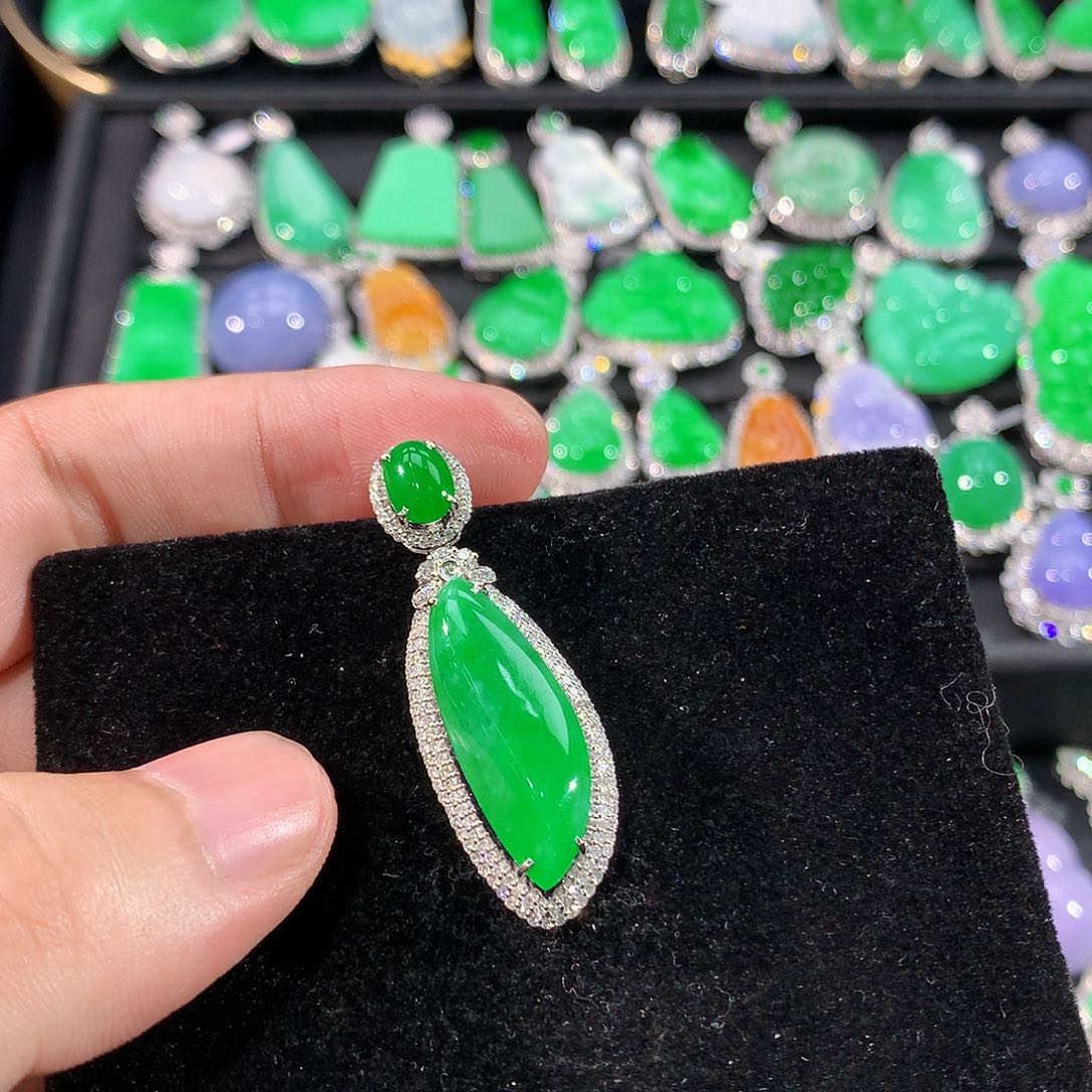 翡翠18K金镶嵌颈饰