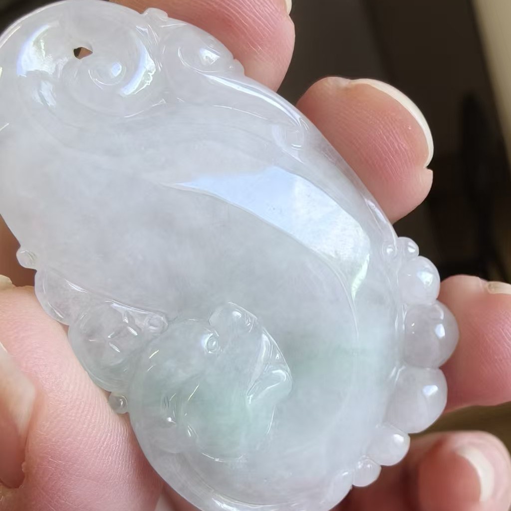 天然翡翠A货48ⅹ29ⅹ7.1，绿飘花如意，冰种精雕