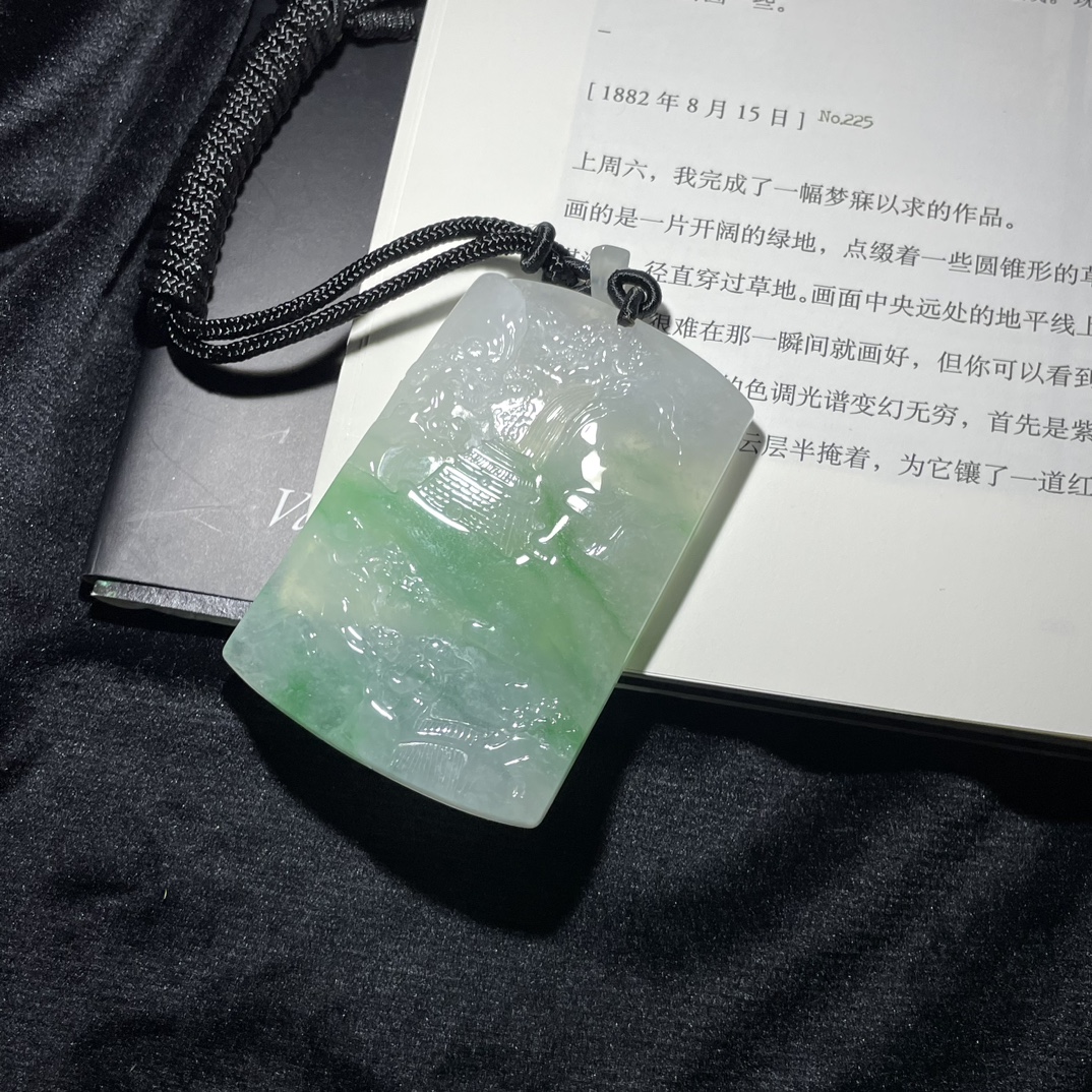 翡翠白底青山水牌雕刻时尚飘绿