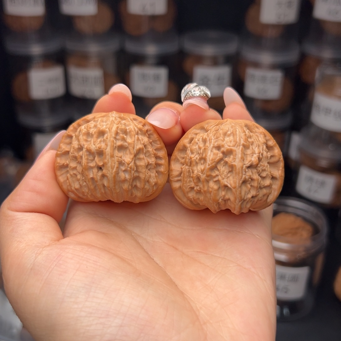 文玩核桃吊坠皮***猪白狮子