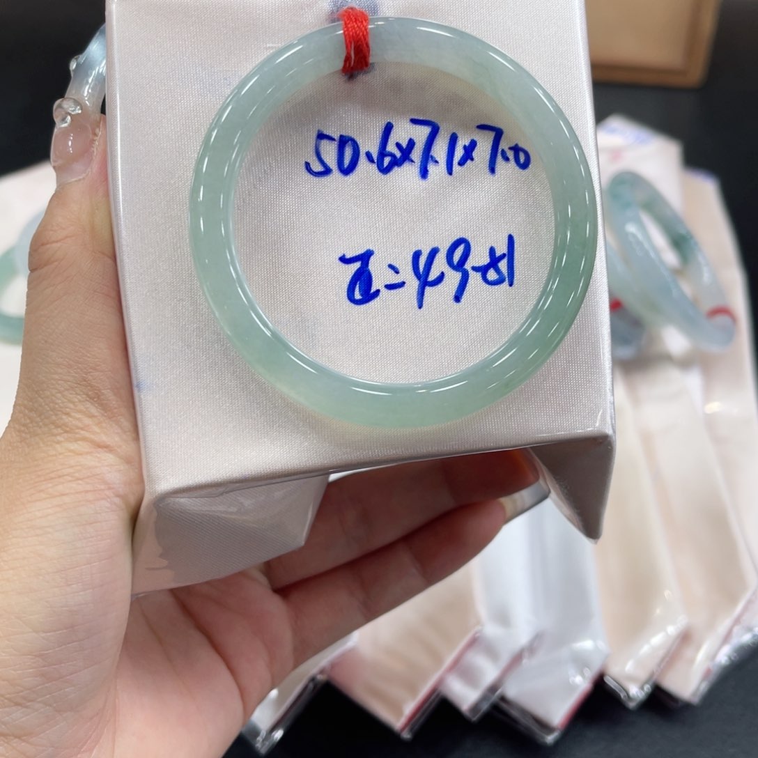 翡翠手镯未镶嵌翡翠