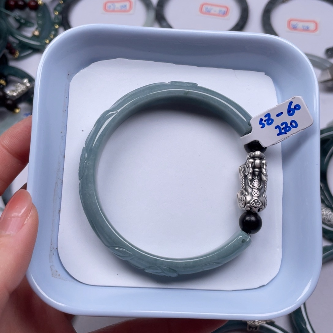 翡翠吊坠(赠链)未镶嵌且**欢