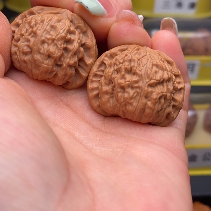 闷白文玩核桃把件