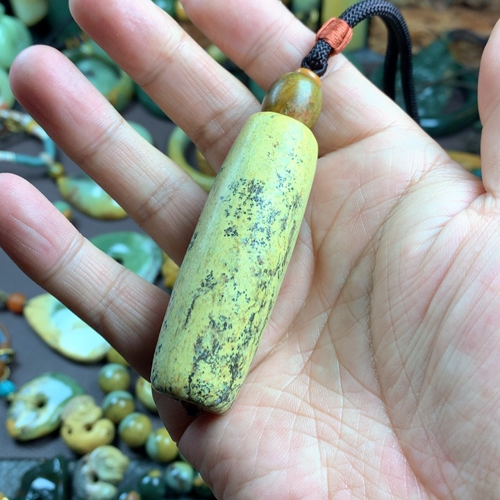 吊坠(赠链)未镶嵌岫岩河磨玉（透闪石质玉）