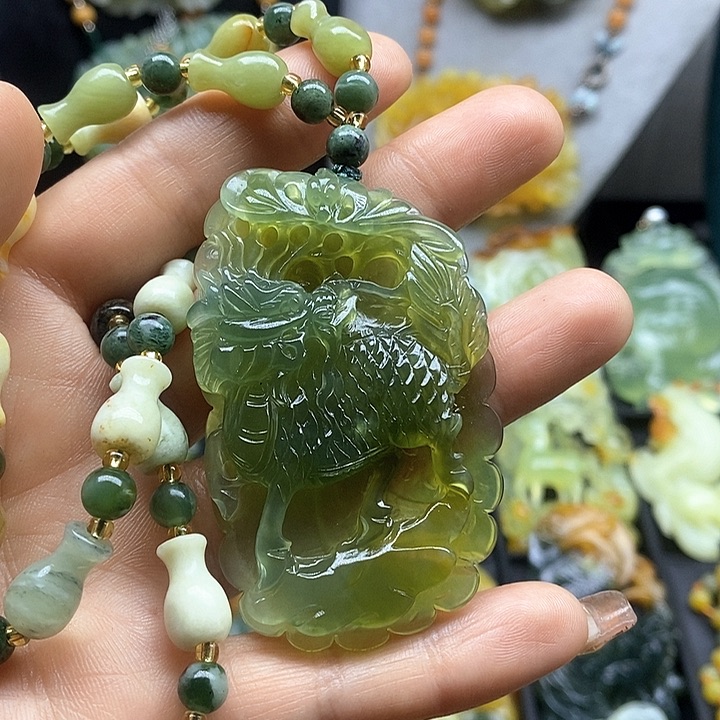 蛇纹石玉挂件未镶嵌