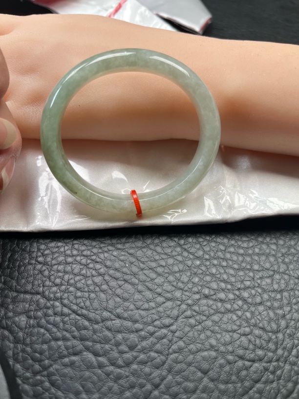  天然翡翠缅甸a货，贵妃手镯54口编号068