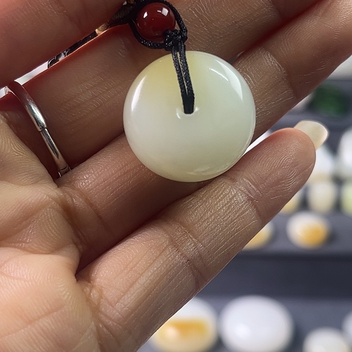 毛***虫和田玉（糖玉）未镶嵌颈饰