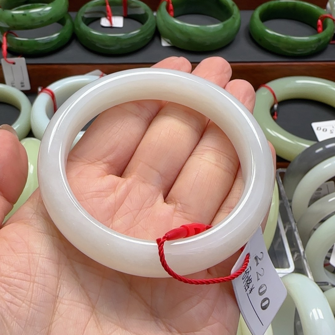 和田玉未镶嵌手镯