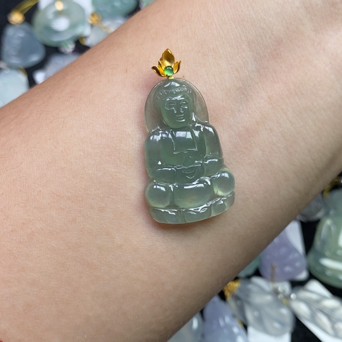 翡翠18K金镶嵌颈饰观音