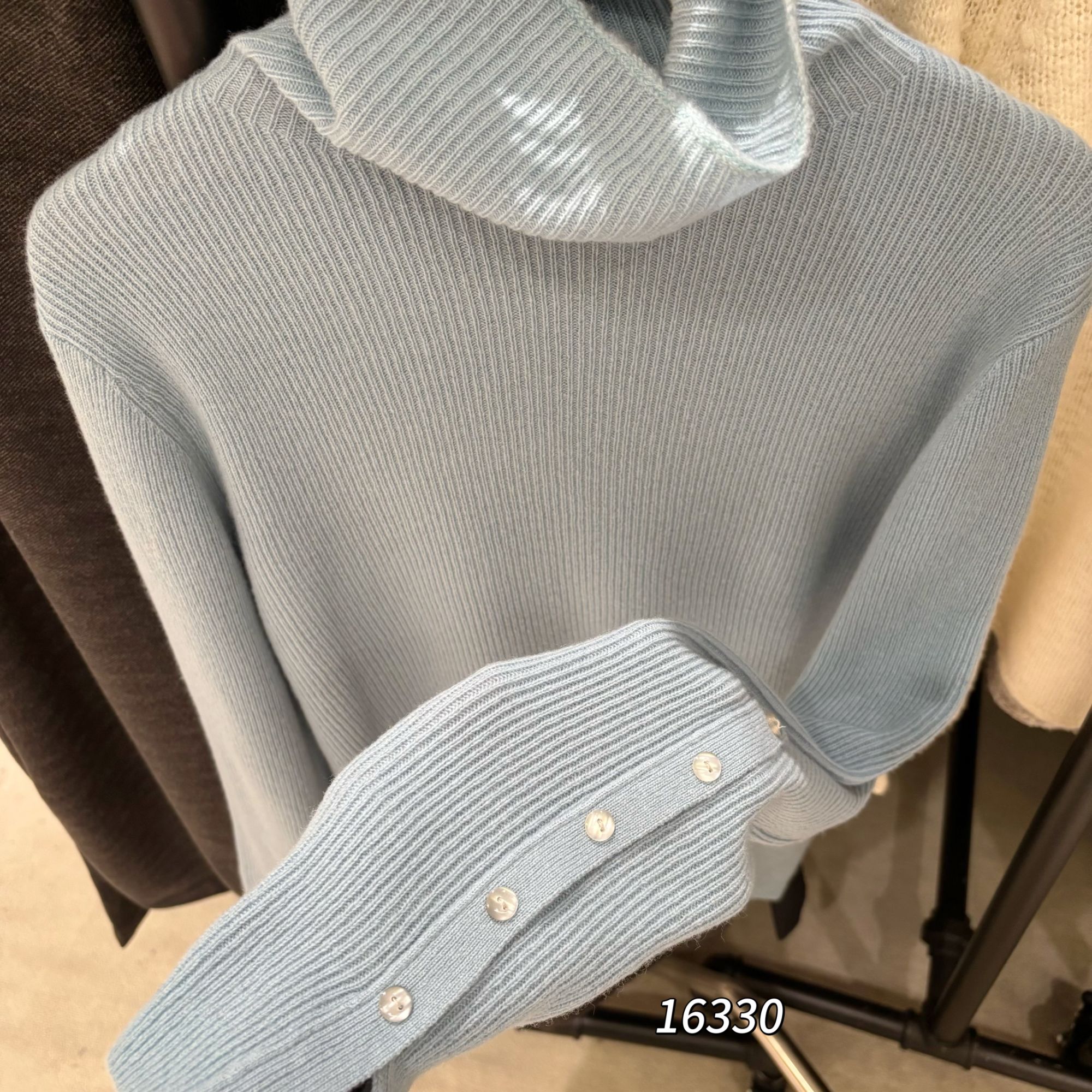 16330（部分无水洗唛，介意慎拍）WANGDAN新款高领手袖五粒扣针织衫