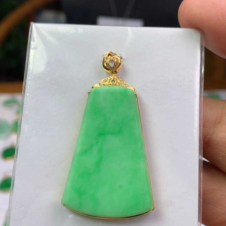 颈饰18K金镶嵌翡翠