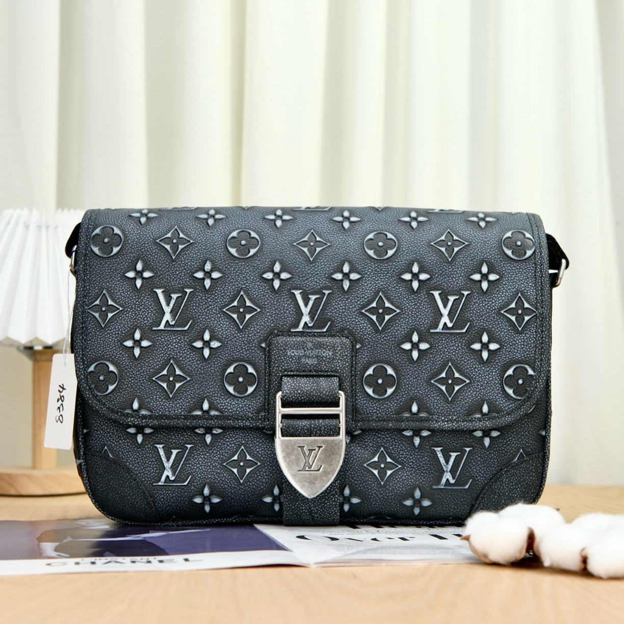 99新 LouisVuitton/路易威登 8384 LV 黑色Archy 浮雕斜挎包