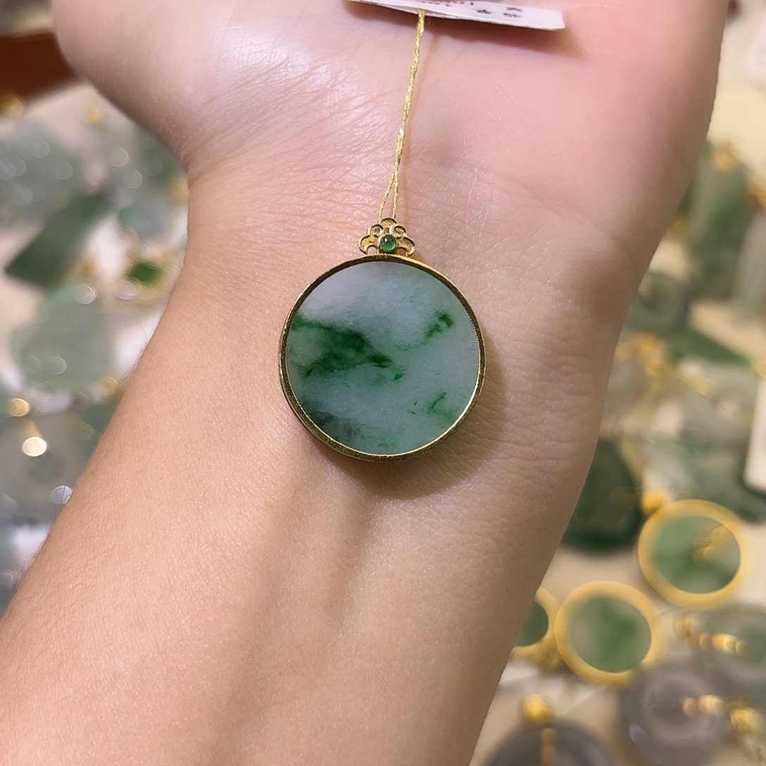 水***瓶翡翠18K金镶嵌颈饰无事牌