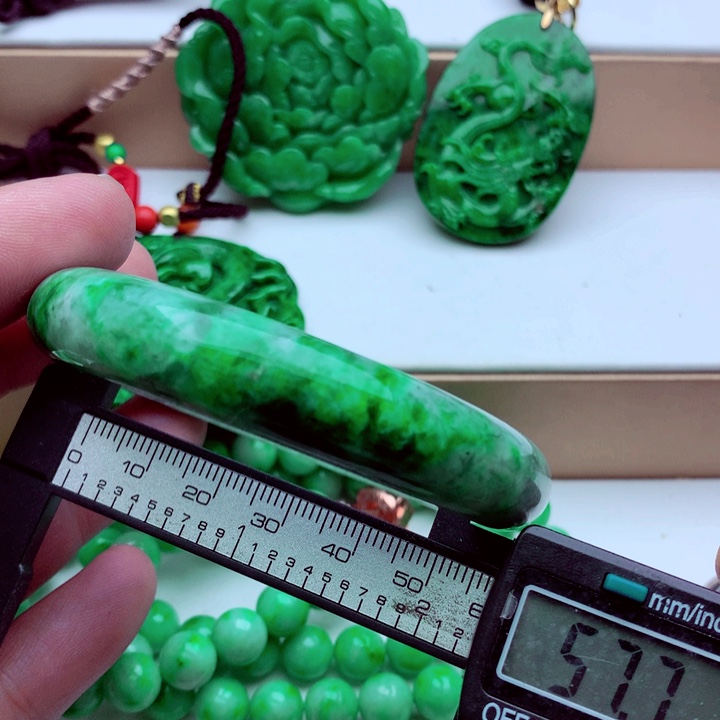 翡翠未镶嵌手镯…．